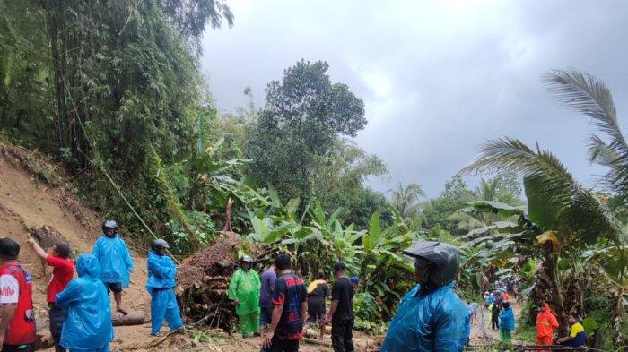 Tim gabungan PLN bersama warga setempat membersihkan jalur distribusi listrik dari material longsoran dan batang pohon yang menimpa jaringan.