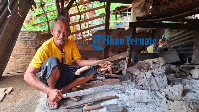 KISAH: Seorang tukang besi tertua di Pulau Morotai, Maluku Utara atas nama Aswad Puni, beralamat di Desa Totodoku, Kecamatan Morotai Selatan, Selasa (24/12/2024). Di mana sampai saat ini, ia melakoni pekerjaannya dengan alat seadanya