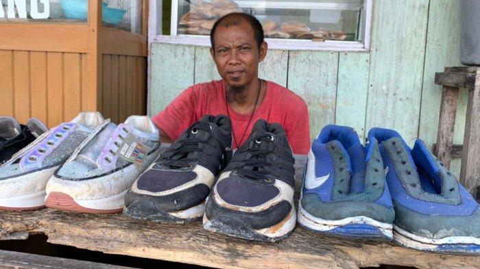 Rio tukang sol sepatu dibayar Rp25 ribu.
