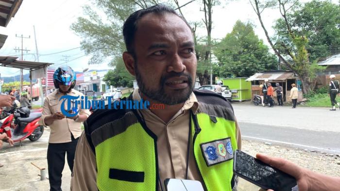 TUNGGAKAN: Kepala Seksi Penagihan UPTD Samsat Halmahera Selatan, Maluku Utara Iwan Muliana saat diwawancarai Tribunternate.com disela-sela kerjanya belum lama ini