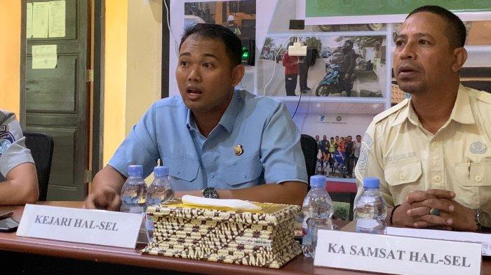 TUNGGAKAN: Kasi Datun Kejari Halmahera Selatan, Maluku Utara Satriyo (kiri) ketika mengungkapkan 24 OPD tunggak pajak kendaraan dinas, Rabu (9/7/2025)