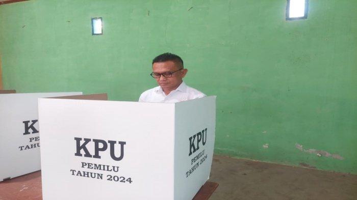 Pj Bupati Pulau Morotai, Muhammad Umar Ali, saat menyalurkan hak pilihnya pada Pemilu 2024, di TPS 01, Desa Wawama, Morotai Selatan, Rabu (14/2/2024)/Fizri Nurdin.
