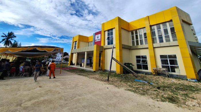 ANGGARAN: Gedung Rektorat Universitas Pasifik (Unipas) Pulau Morotai, Maluku Utara, Senin (17/2/2025). Di mana tahun ini pemerintah daerah alokasikan angaran bantuan biaya ke mahasiswa sebesar Rp 4 miliar