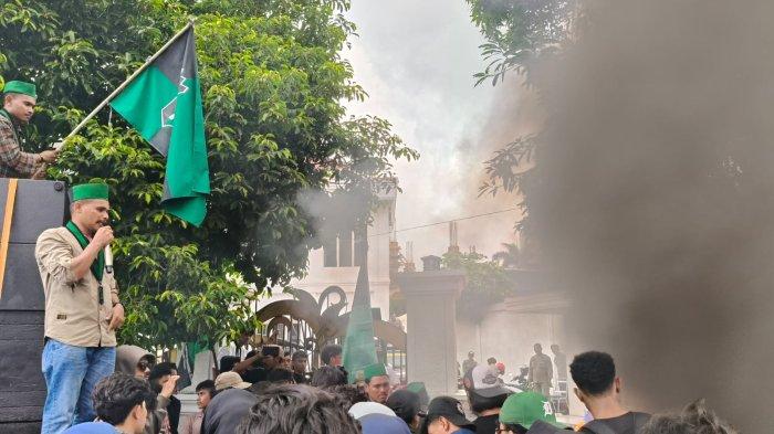 TUNTUTAN: Suasan aksi depan kantor Gubernur Maluku Utara di Ternate. Foto: Sansul Sardi