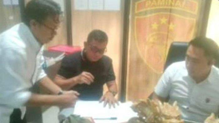HUKUM: Wakapolres Pulau Taliabu Kompol Sirajuddin saat menjalani pemeriksaan di ruangan Bidpropam Polda Maluku Utara, Selasa (25/2/2025)