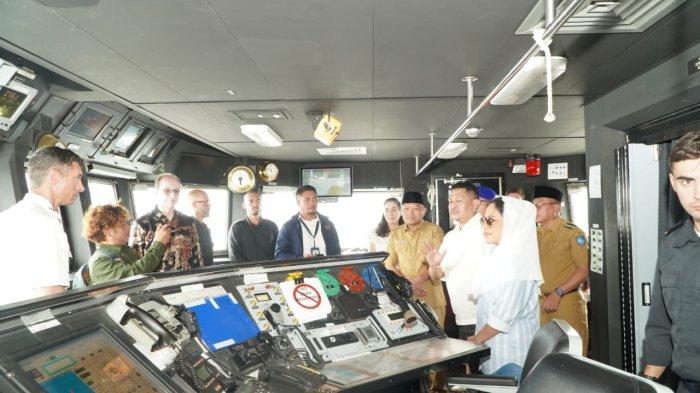 ALUTSISTA: Wakil Gubernur Maluku Utara Sarbin Sehe melihat isi kapal Perang Angkatan Laut Kerajaan Spanyol F-104 Mendez Nunez, Senin (14/7/2025)