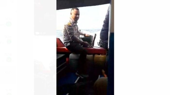 HEROIK: Wakil Wali Kota Tidore Kepulauan, Muhammad Sinen tertangkap layar netizen sedang memperbaiki mesin speedboat yang ia tumpangi dari Pelabuhan Goto ke Daratan Oba, Kota Tidore Kepulauan, Senin (23/10/2023).
