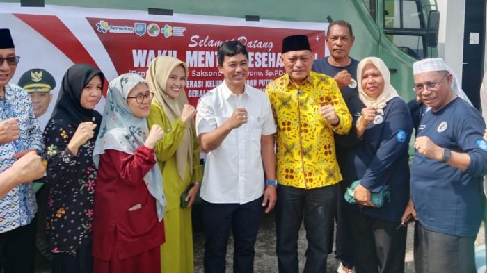 KUNKER: Sesi foto bersama dengan Wakil Menteri Kesehatan RI Dante Saksono Harbuwono usai meninjau langsung implementasi program Koperasi Merah Putih dan Klinik Desa, Kamis (31/7/2025). Tampak ia didampingi Wakil Gubernur Maluku Utara Sarbin Sehe dan Wali Kota Ternate M Tauhid Soleman