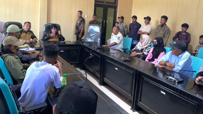 MASALAH: Suasana berlangsungnya pertemuan antara warga Desa Tabalema dan Plt Kepala Inspektorat Halmahera Selatan, Maluku Utara Ilham Abubakar, Kamis (31/7/2025)
