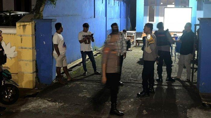 PILKADA: Anggota Polres Ternate, Maluku Utara melakukan pengamanan di kediaman Calon Wakil Wali Kota Ternate terpilih Nasri Abubakar di Kelurahan Tanah Tinggi, Rabu (5/2/2025)