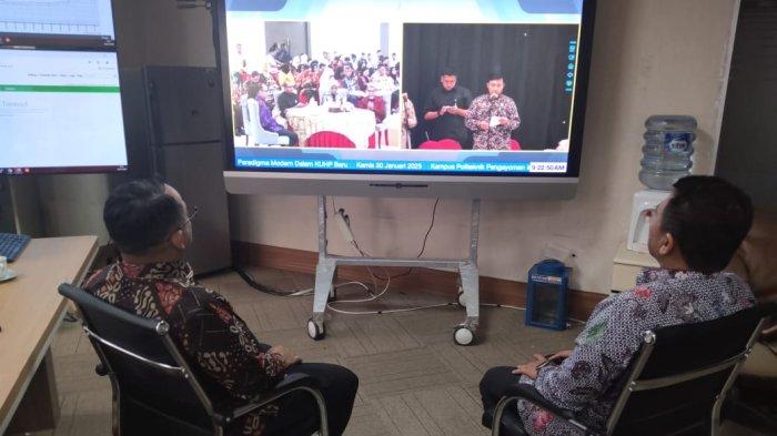 WEBINAR - Kepala Kanwil Kementerian Hukum Maluku Utara, Budi Argap Situngkir beserta staff mengikuti webinar bertajuk “paradigma modern dalam KUHP baru”, Kamis (30/1/2025). Webinar ini menghadirkan Wamenkum RI sebagai narasumber utama. (Sumber foto: Kanwil Kemenkum Malut)