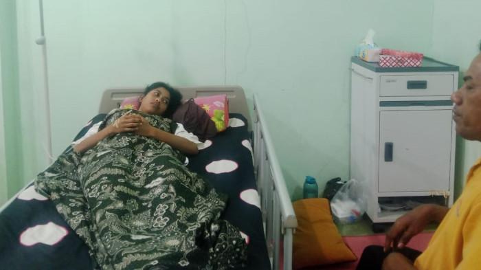 KESEHATAN: Widya, salah satu murid SMK Negeri 5 Kota Ternate saat dirawat di rumah sakit, Jumat (25/7/2025)