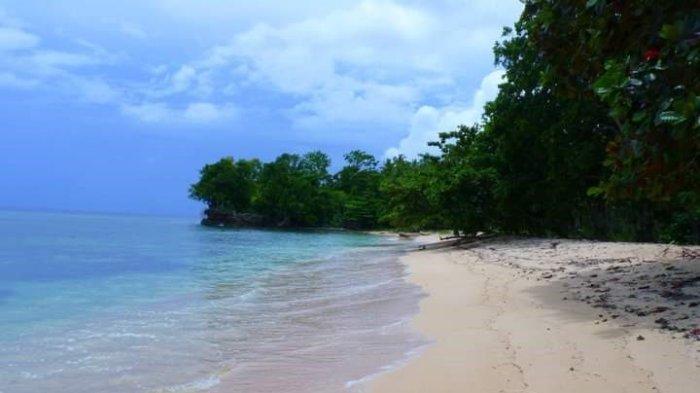 Pantai Sagolo terletak di Desa Juanga, Kecamatan Morotai Selatan, Kabupaten Pulau Morotai, Maluku Utara, Jumat (9/9/2022).