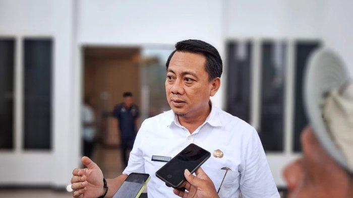 PENDAPATAN: Kepala Dinas Perindustrian dan Perdagangan (Disperindag) MalukuUtara, Yudhitya Wahab, saat diwawancarai di perumahan dinas Wakil Gubernur Malut di Ternate, Rabu (30/7/2025) kemarin, Kamis (31/7/2025)