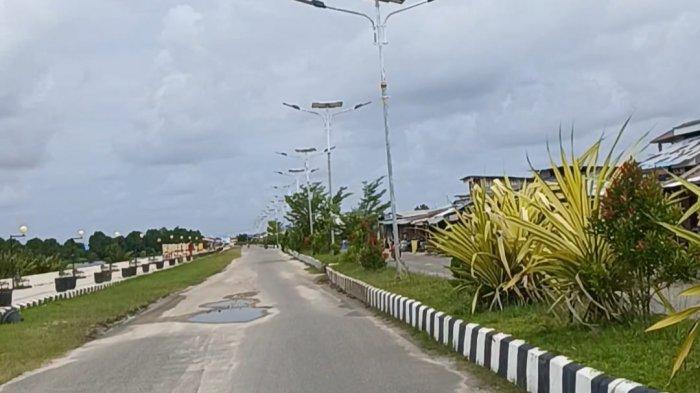 INFRASTRUKTUR: Lubang cukup dalam di jalan poros areal Pasar Tradisional Desa Bobong, Pulau Taliabu, Maluku Utara, Senin (7/7/2025)