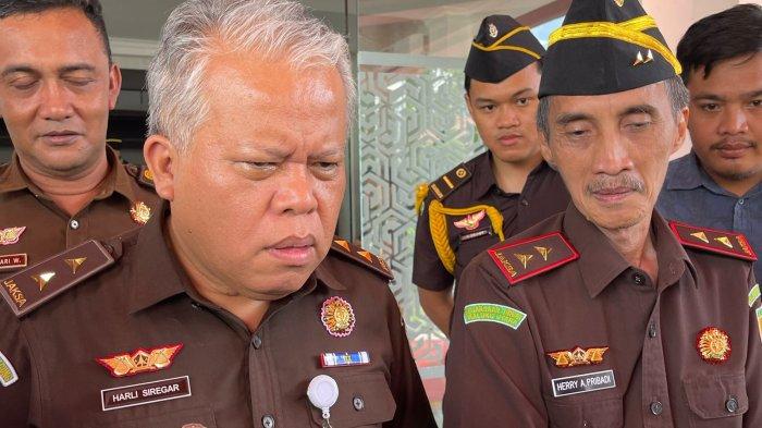 HUKUM: Kajati Maluku Utara Herry Ahmad Pribadi bersama Kapuspenkum saat diwawancarai sejumlah awak mdia di kantor Kejati Maluku Utara, Rabu (18/6/2025)