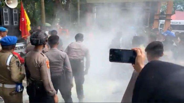 AKSI - Ricuh di halaman Kantor Bupati Halmahera Selatan, Maluku Utara dalam aksi unjuk rasa proyek jalan hotmix Pulau Makian, Rabu (7/5/2025).