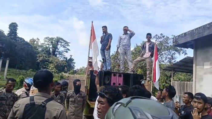 TUNTUTAN: Penambang calian C demo di depan Kantor DPMPTSP Pulau Taliabu, Maluku Utara, Jumat (11/7/2025)