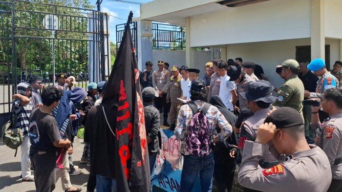 TUNTUTAN: Aksi aliansi mahasiswa di depan pintu masuk kantor Pemerintahan Terpadu Pulau Morotai, Maluku Utara, Rabu (28/5/2025)