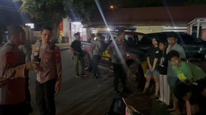 MIRAS - Sekelompok anak muda di Kota Ternate saat ditahan anggota Polres Ternate, Kamis (8/5/2025).