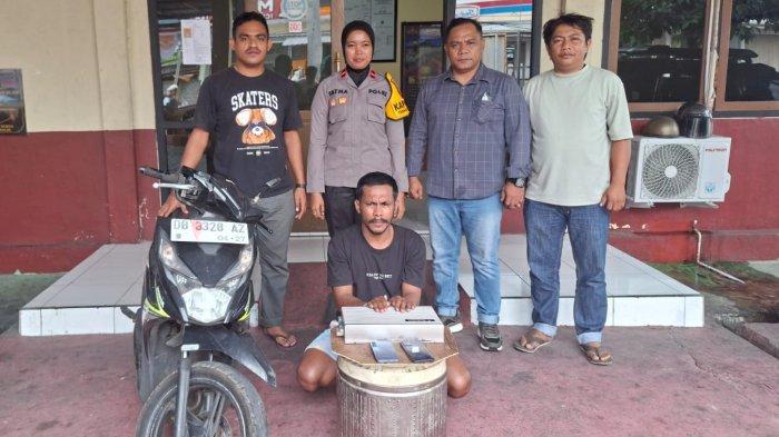 HUKUM: Terduga pelaku pencurian dan barang bukti saat diamankan ke Polsek Ternate Selatan, Selasa (15/7/2025).