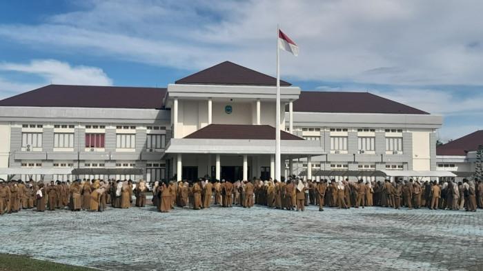 UPAH: Tampak suasana apel pagi pegawai pemkab Halmahera Timur, Maluku Utara, Kamis (31/7/2025)