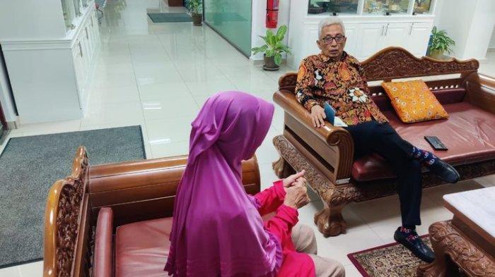 Dubes RI untuk Malaysia, Hermono, mendengarkan keterangan PRT asal Banjarnegara, Jateng, yang menjadi korban kekerasan oleh majikan selama bekerja lima tahun di Malaysia.