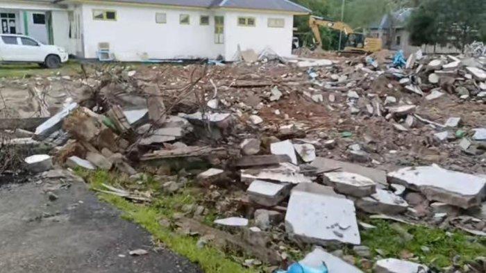PEMBANGUNAN: Bangunan lama RSUD Bobong Pulau Taliabu di Desa Ratahaya sudah dibongkar, Selasa (10/6/2025).