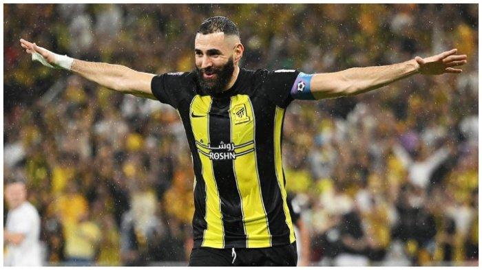 Karim Benzema dalam seragam Al Ittihad