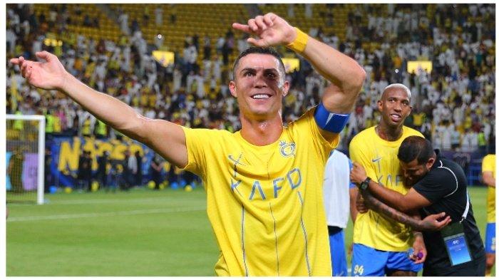 Cristiano Ronaldo seusai Al Nassr mengalahkan Shabab Al-Ahli dengan skor 4-2 dalam babak play-off Liga Champions Asia 2023-2024 yang digelar di KSU Football Field, Riyadh Arab Saudi.