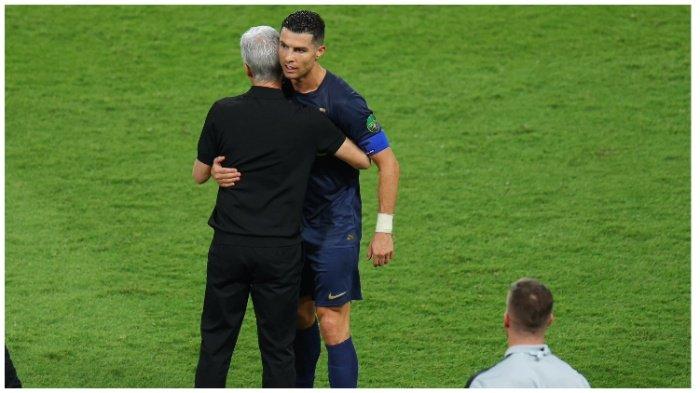Cristiano Ronaldo dipeluk Luis Castro saat Al Nassr menaklukkan Al Ettifaq yang dipunggawai Jordan Henderson dengan skor 1-0 di Al Awwal Park Stadium, dalam babak 16 besar King Cup of Champions, Selasa (31/10/2023).