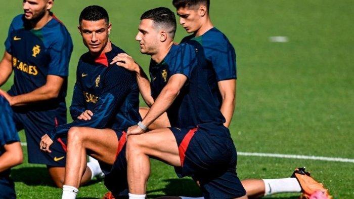 Diogo Dalot saat sesi latihan bersama Cristiano Ronaldo