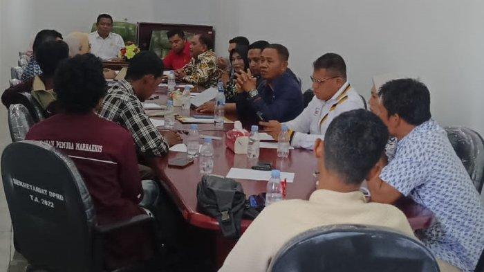 TUNTUTAN: Hearing antara massa aksi, DRPD dan Dinas Kesehatan Pulau Taliabu, Maluku Utara bahas tuntutan dugaan pemotongan dana BOK, Jumat (9/5/2025)