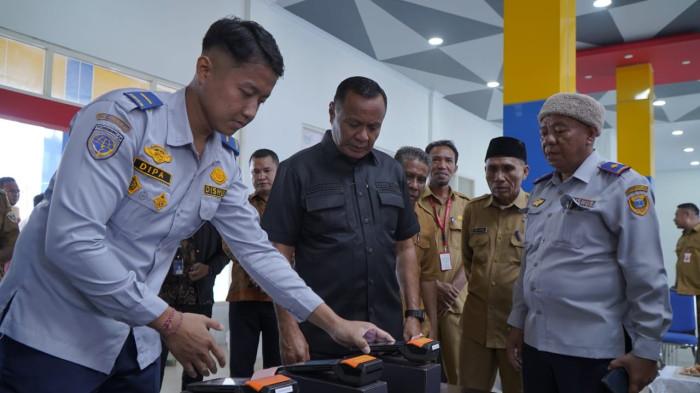 PELUNCURAN: Wali Kota Tidore Kepulauan, Maluku Utara Muhammad Sinen saat melakukan uji coba pembayaran non tunai atau e-monay di Pelabuhan Rum, Selasa (15/7/2025)