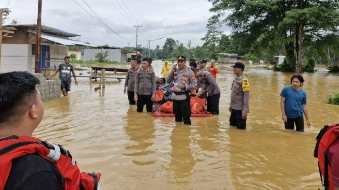 EVAKUASI: Sejumlah Anggota polres Halmahera Tengah, Maluku Utara lakukan evakuasi barang warga korban banjir, Rabu (24/7/2024)