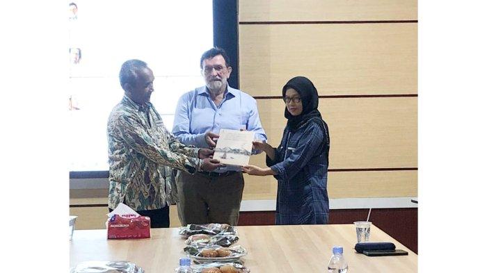 Foto bersama saat bedah buku 