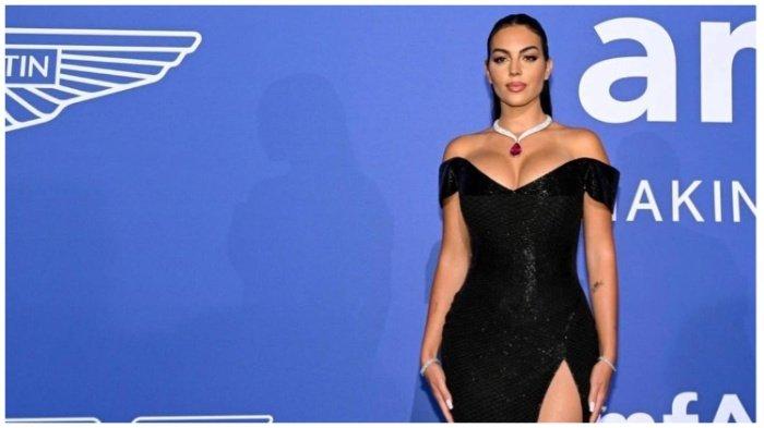 Kekasih Cristiano Ronaldo, Georgina Rodriguez, saat menghadiri amfAR Gala Cannes di Hotel Du Cap Eden Roc Cap D'Antibes, Prancis, pada Kamis (25/5/2023) lalu. amfAR Gala adalah salah satu rangkaian acara Festival Film Cannes 2023.