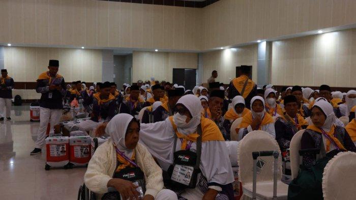 HAJI 2025 - Sebanyak 386 jemaah calon haji asal Provinsi Maluku Utara yang tergabung dalam Kloter 13 Ujung Pandang (UPG) hari ini Kamis (08/05/2025) mulai diberangkatkan menuju Embarkasi Makassar.
