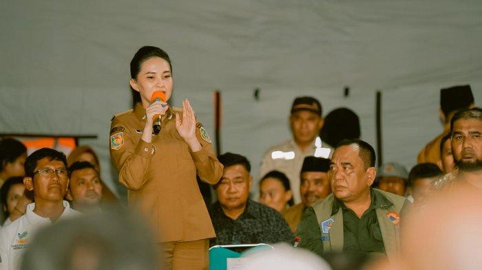 UCAPAN SHERLY LAOS - Gubernur Maluku Utara Sherly Laos berbicara saat melakukan peninjauan langsung di posko utama tanggap darurat banjir di Halmahera Selatan. Inilah ucapan Sherly Laos kepada Presiden RI, Prabowo Subianto, yang mengundang tepuk tangan para warga. 