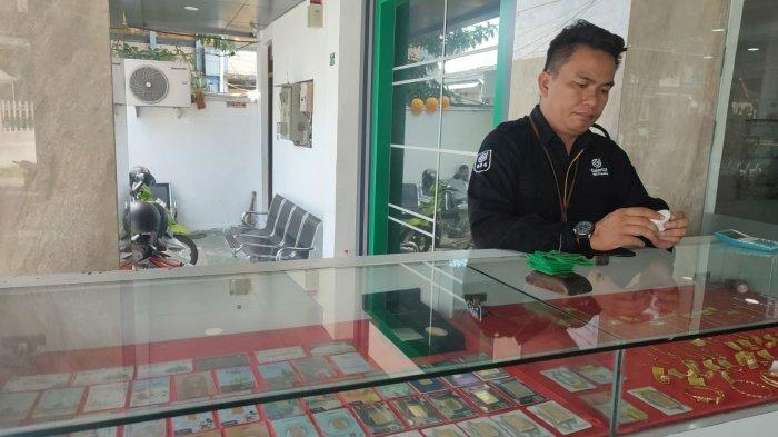 HARGA EMAS PEGADAIAN - Emas batangan yang dijual Pegadaian Cabang Ternate, Kelurahan Gamalama, Kecamatan Ternate Tengah, Maluku Utara, Rabu (20/3/2024). Berikut harga serta buyback emas Antam dan UBS di Pegadaian, Rabu (4/6/2026).
