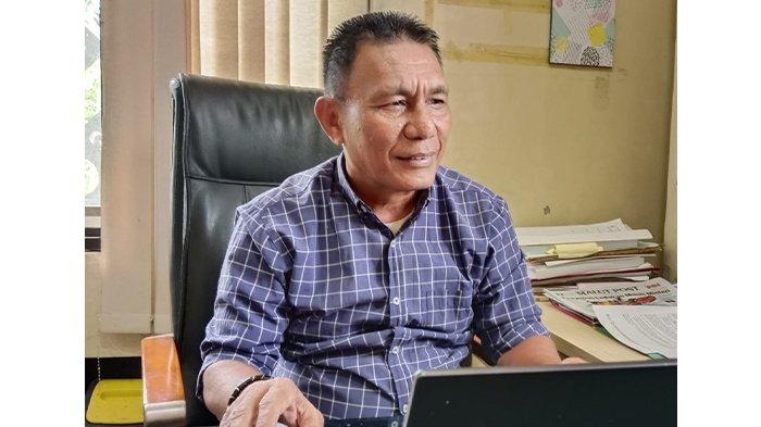 KIP KULIAH -Kepala Bagian Akademik Unkhair Ternate Haris Idrus saat menjelaskan soal tahapan pendaftaran program KIP - Kuliah Unkhair Ternate, Jumat (7/2/2025).