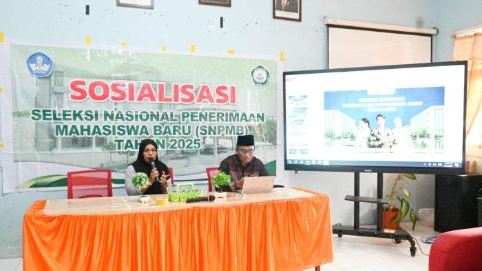 SNPMB 2025 - Warek I Unkhair Ternate Hasan Hamid pada sosialisasi Seleksi Nasional Penerimaan Mahasiswa Baru (SNPMB) jalur Seleksi Nasional Berdasarkan Prestasi (SNBP) 2025, di SMK Negeri 4 Kota Ternate, Kelurahan Kastela, Kecamatan Pulau Ternate, Kota Ternate, Maluku Utara.