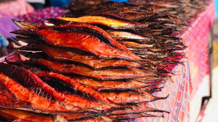 Ikan cakang fufu yang dijual di Pasar Tradisional di Kota Ternate, Maluku Utara, Sabtu (4/6/2022).
Artikel ini telah tayang di TribunTernate.com dengan judul Menggoyang Lidah karena Kelezatannya, Ikan Cakalang Fufu Diminati Hingga ke Jakarta dan Surabaya, https://ternate.tribunnews.com/2022/06/04/menggoyang-lidah-karena-kelezatannya-ikan-cakalang-fufu-diminati-hingga-ke-jakarta-dan-surabaya?page-all.
Penulis: Laode Havidl | Editor: Munawir Taoeda