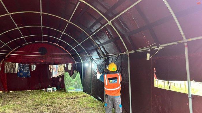 PROGRAM - Pemasangan instalasi listrik di dalam tenda pengungsian, Jumat (11/7/2025).