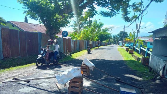 TUNTUTAN: Tampak jalan rusak di Kelurahan Salahudin, Kecamatan Ternate Tengah, Kota Ternate/