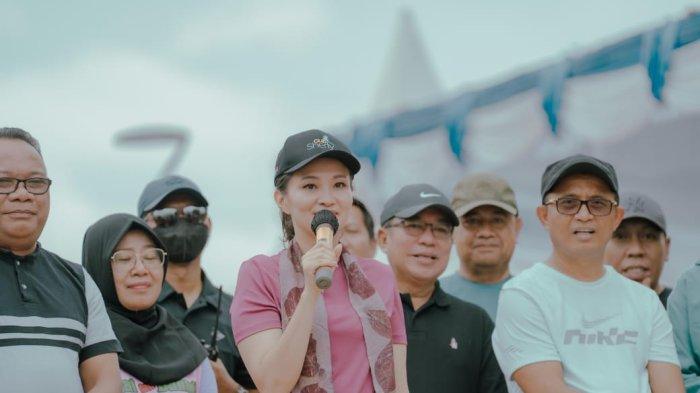 HARDIKNAS - Gubernur Maluku Utara Sherly Laos memberi sambutan saat jalan santai dan senam sehat yang di pusat di Ternate, saat memperingati Haridiknas tahun 2025, Minggu (2/4/2025).