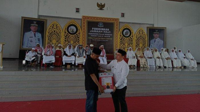 HAJI: Penyerahan sahara oleh Wakil Bupati Pulau Morotai, Maluku Utara Rio Christian Pawane ke pihak keluarga, Rabu (25/6/2025)