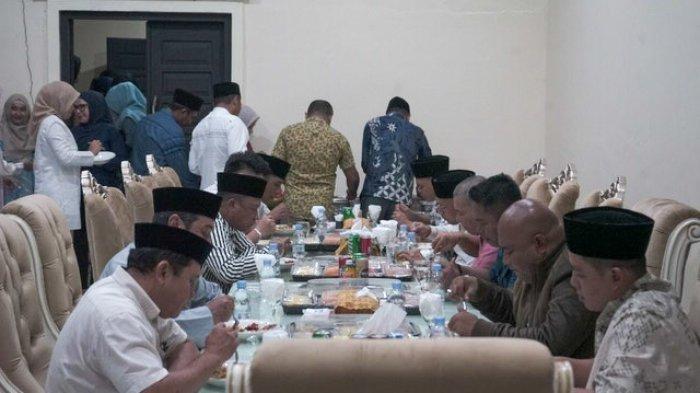 AGENDA - Jamuan makan malam dihadiri oleh Wakil Gubernur Maluku Utara, pimpinan dan anggota DPRD, Forkopimda Pulau Morotai, jajaran Organisasi Perangkat Daerah (OPD), para akademisi, tokoh masyarakat, serta masyarakat
sekitar, Rabu (12/3/2025) malam.