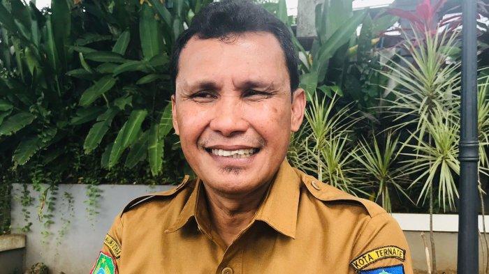 FASILITAS: Kepala Dinas Perindusterian dan Perdagangan Kota Ternate, Muchlis Jumadil mengaku pihaknya akan menambah fasilitas barupa tangga di Pasar Sabi Sabi Ternate, hal itu bertujuan untuk menyamanan dan kemudahan pedagang maupun pembeli, Senin (4/7/2022).