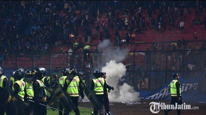 Suporter Arema FC, Aremania turun ke dalam stadion usai laga Arema FC melawan Persebaya Surabaya dalam lanjutan Liga 1 2022 di Stadion Kanjuruhan, Kabupaten Malang, Sabtu (1/10/2022). Aremania meluapkan kekecewaannya dengan turun dan masuk ke lapangan usai tim kesayangannya kalah melawan Persebaya Surabaya dengan skor 2-3.
